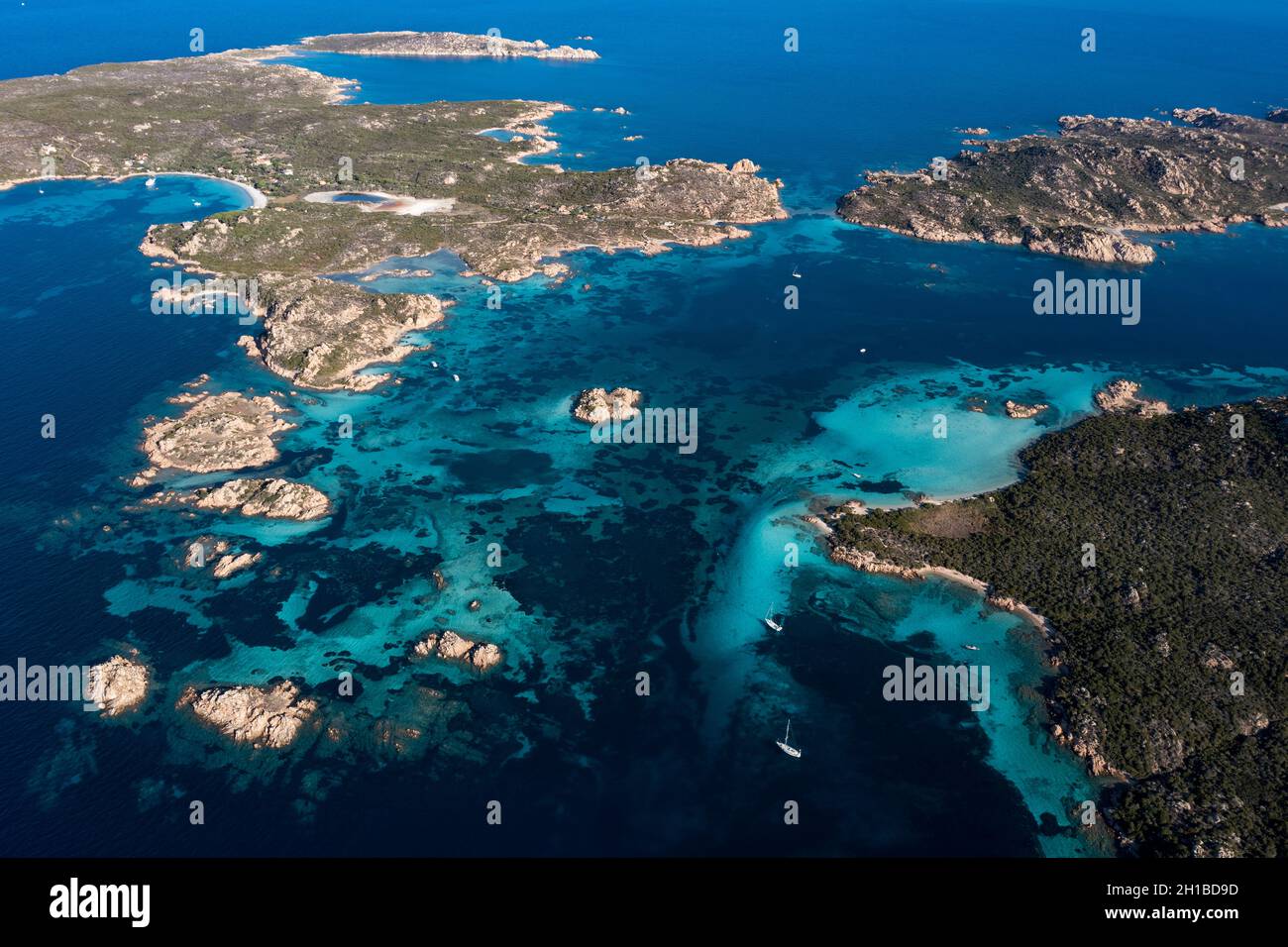 Vista dall'alto, splendida vista aerea dell'arcipelago la Maddalena con le isole Budelli, Razzoli e Santa Maia bagnate da acque turchesi e limpide. Foto Stock