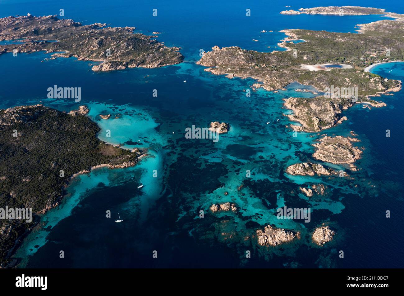 Vista dall'alto, splendida vista aerea dell'arcipelago la Maddalena con le isole Budelli, Razzoli e Santa Maia bagnate da acque turchesi e limpide. Foto Stock