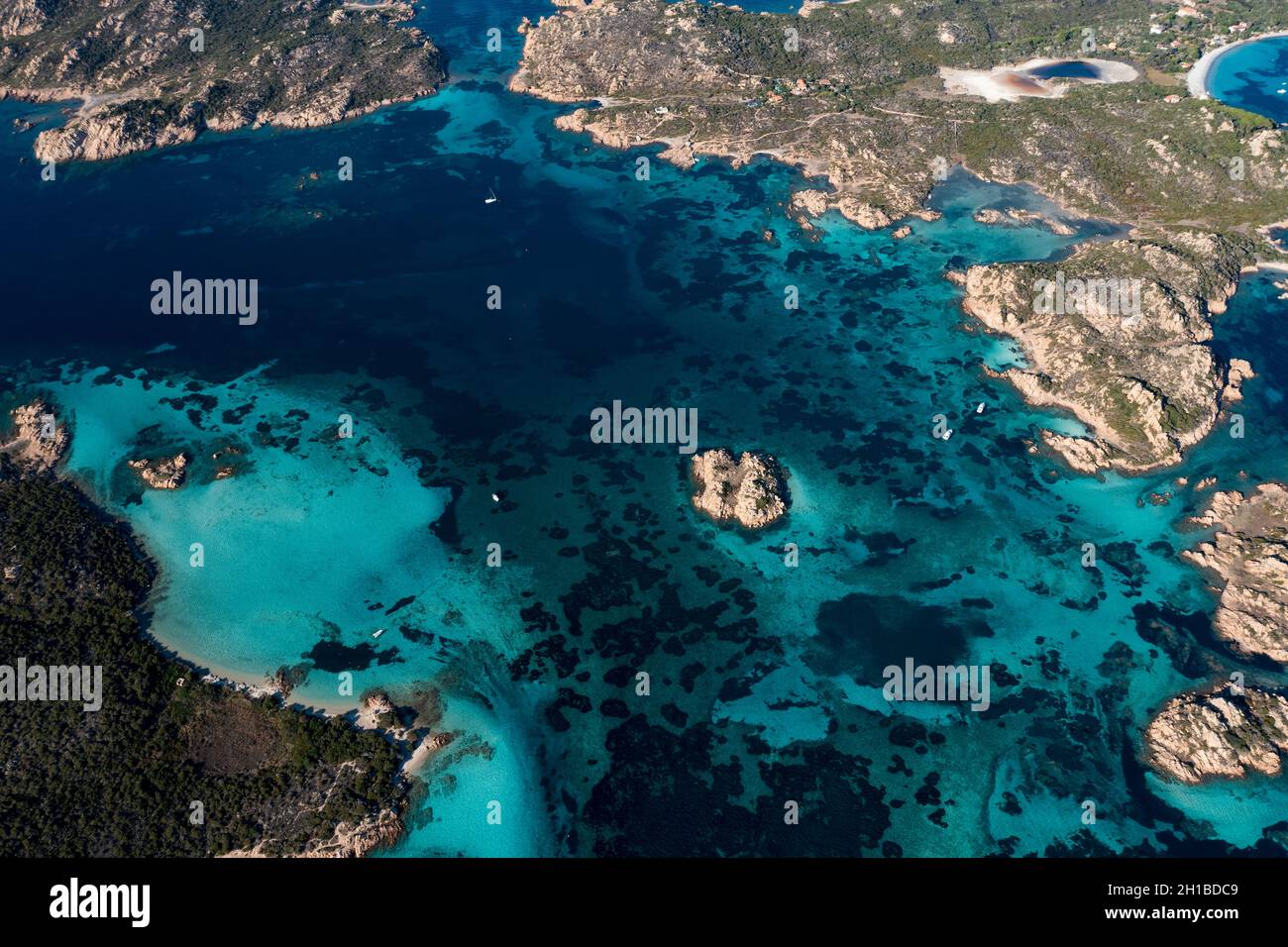 Vista dall'alto, splendida vista aerea dell'arcipelago la Maddalena con le isole Budelli, Razzoli e Santa Maia bagnate da acque turchesi e limpide. Foto Stock