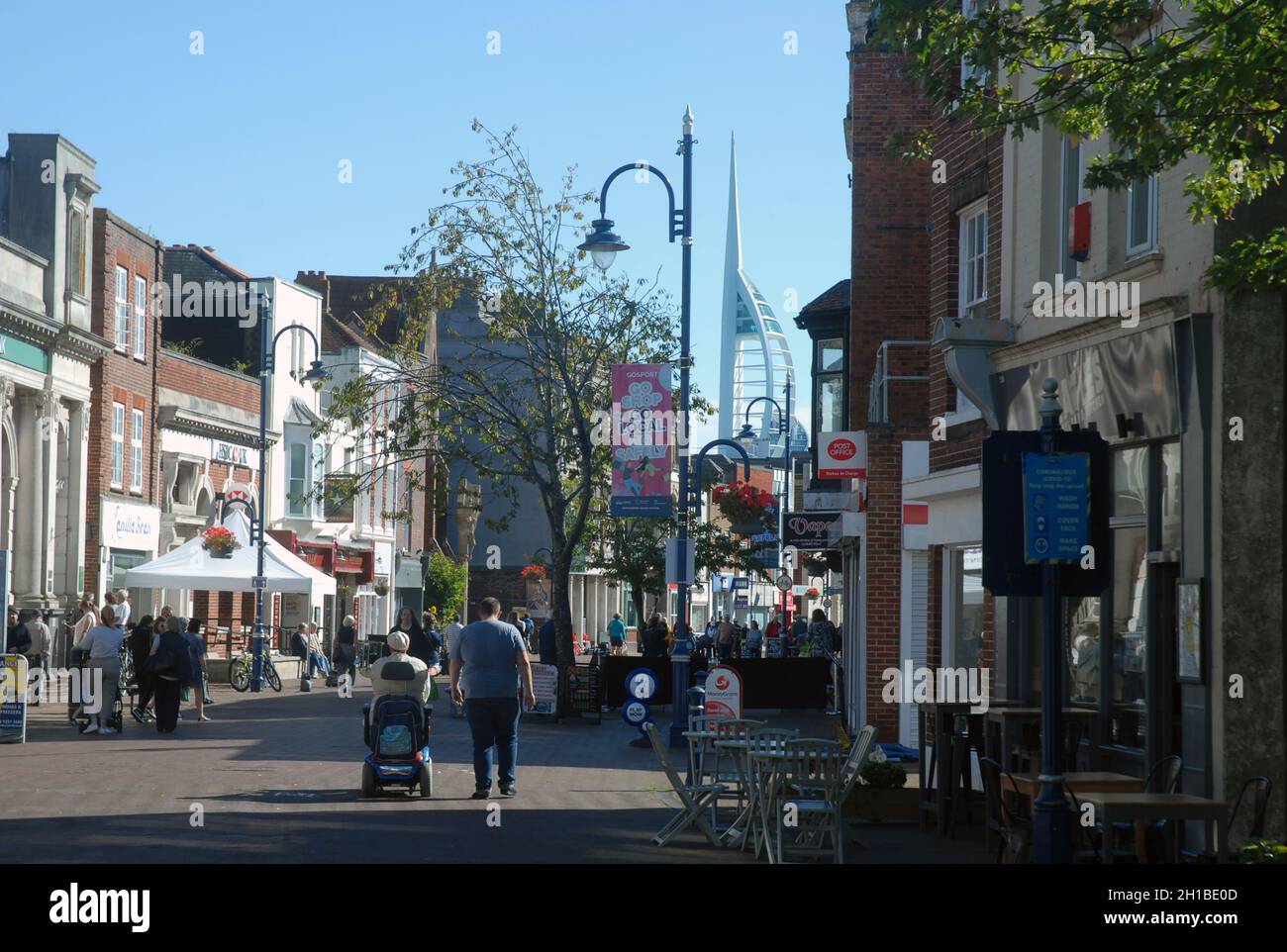 Vista della Spinnaker Tower, Gunwharf Quays, Portsmouth Harbour, da Gosport High Street, Hampshire, Regno Unito. Foto Stock