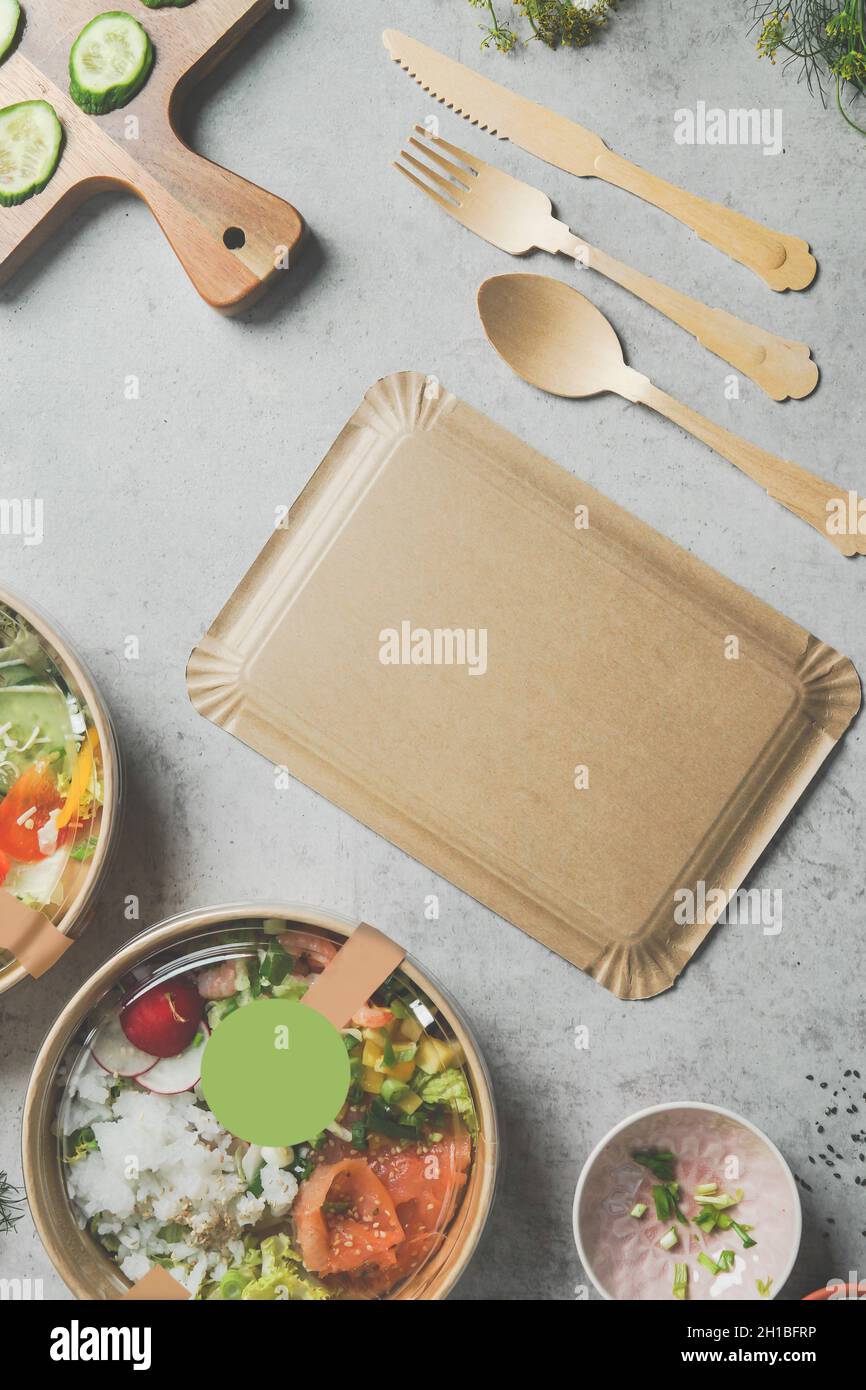 Alimenti per la consegna sani in confezioni ecocompatibili con carta artigianale vuota con spazio per la copia. Stile di vita sostenibile con scatole per alimenti senza plastica. Vista dall'alto. Foto Stock