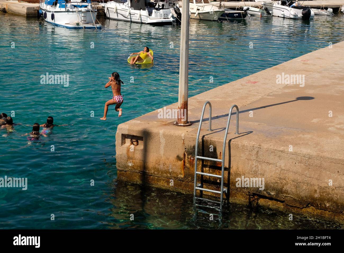 Trogir, Croazia, 13 agosto 2021. I bambini si divertono in acqua nel Mediterraneo Foto Stock