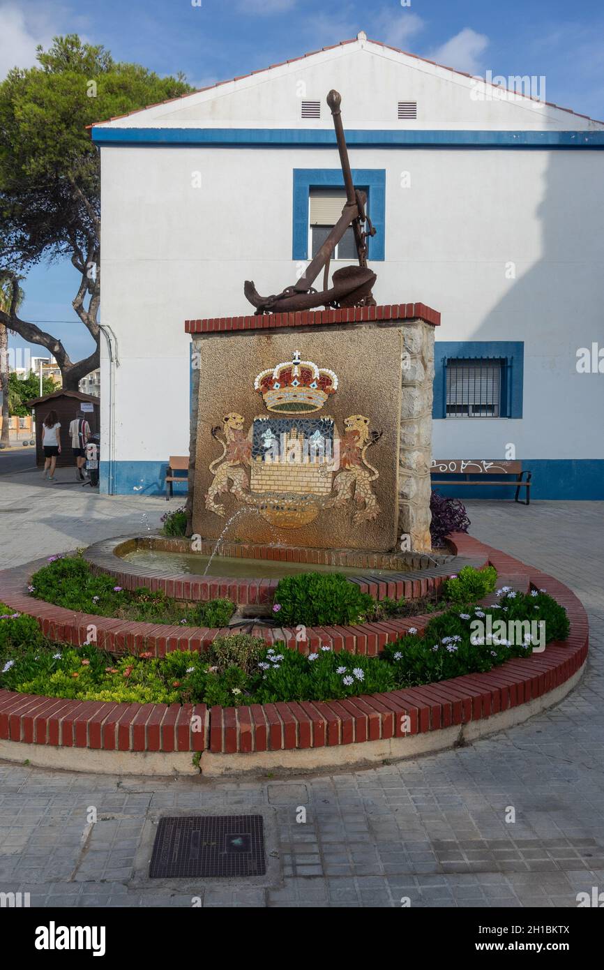 Spagna, Castellon, Peniscola, fontana sul porto Foto Stock