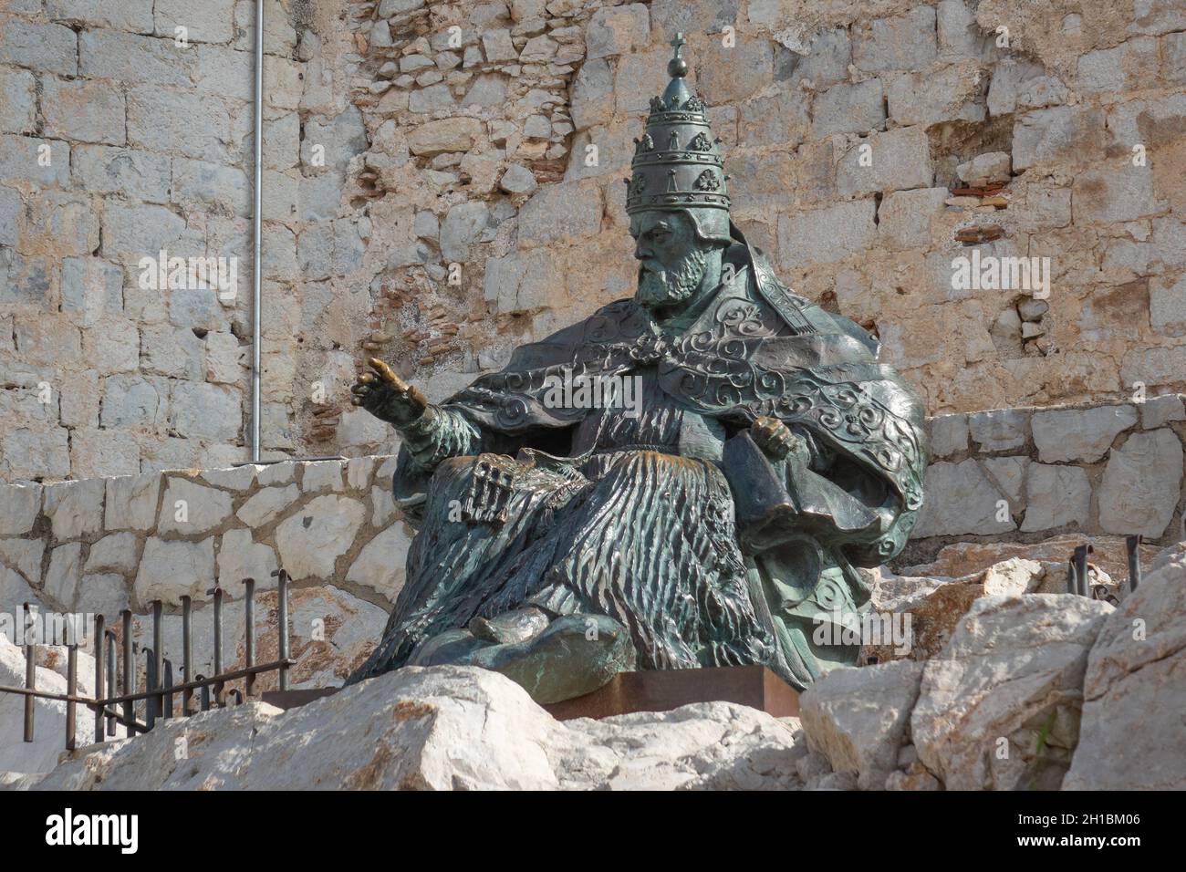 Spagna, Castellon, Peniscola, castello dei Templari, statua di Papa Luna Foto Stock
