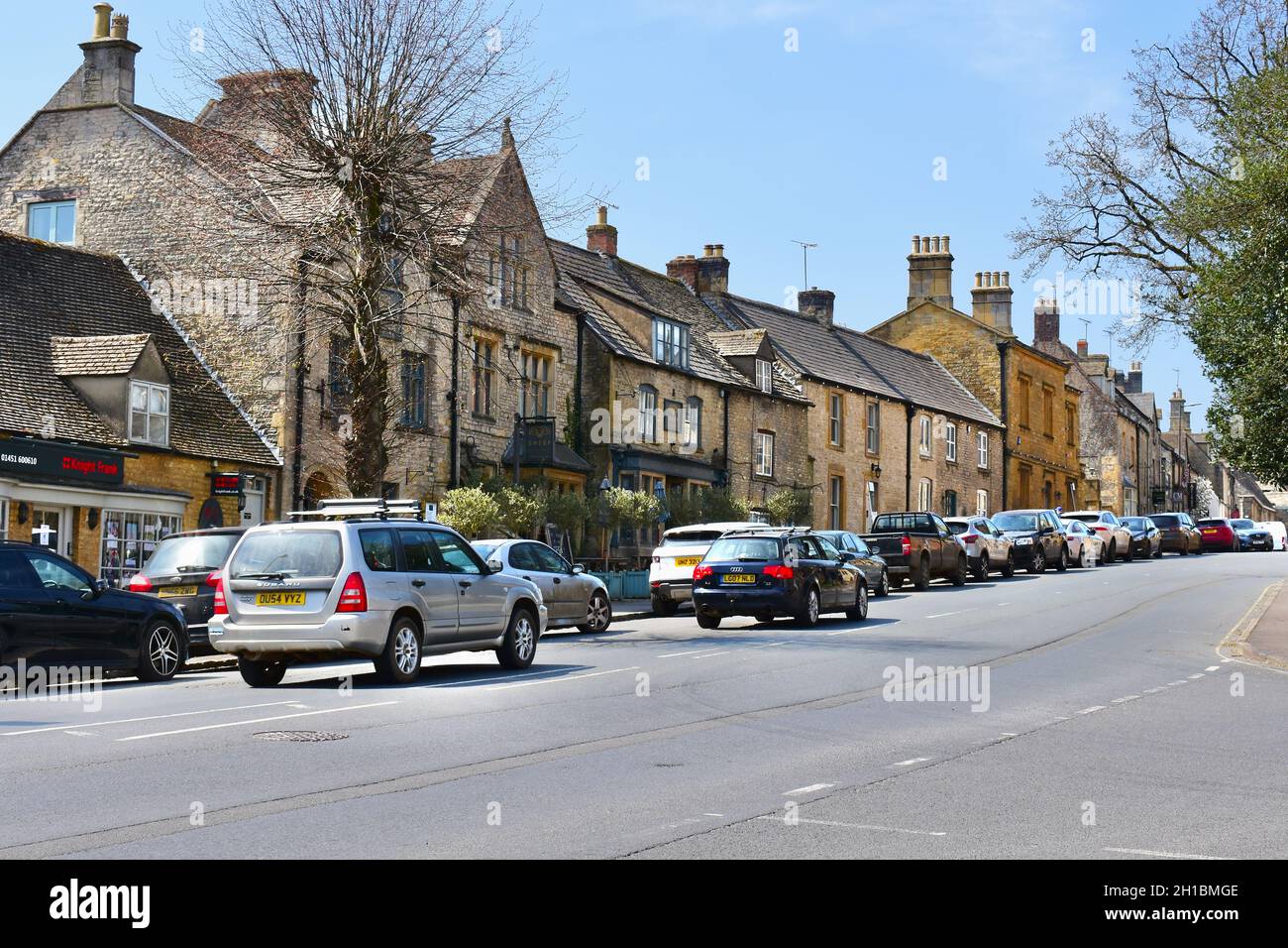 Vista lungo Park Street, Stow-on-the-Wold, con tradizionali edifici in pietra Cotswold. Foto Stock