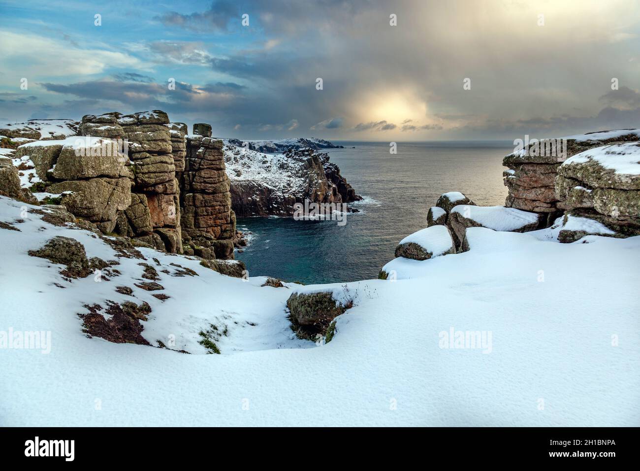 Fine della terra; neve; Cornovaglia; Regno Unito Foto Stock