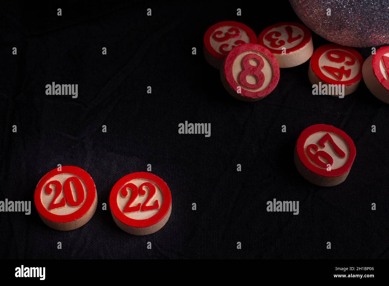 Barili del gioco da tavolo Lotto con numeri 2022 anni - sfondo nero e spazio copia Foto Stock