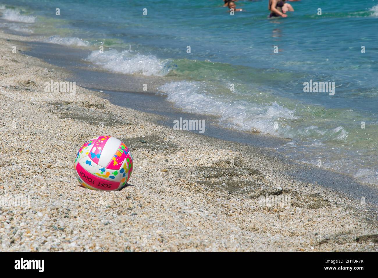 VOLOS, GRECIA - Sep 25, 2021: Un primo piano di palla di plastica sulla spiaggia, giochi e bei momenti in mare a Volos, Grecia Foto Stock