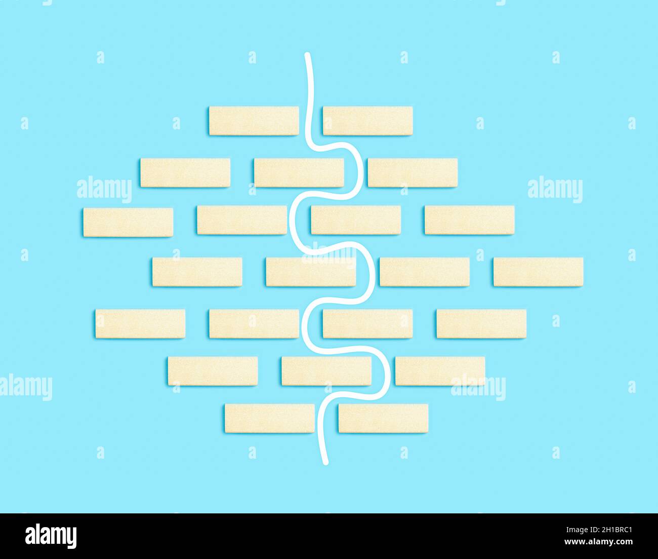 Sfondo labirinto. Labirinto su sfondo blu con percorso di uscita. Problemi, soluzione, ricerca, concetto di business e psicologia. Foto di alta qualità Foto Stock
