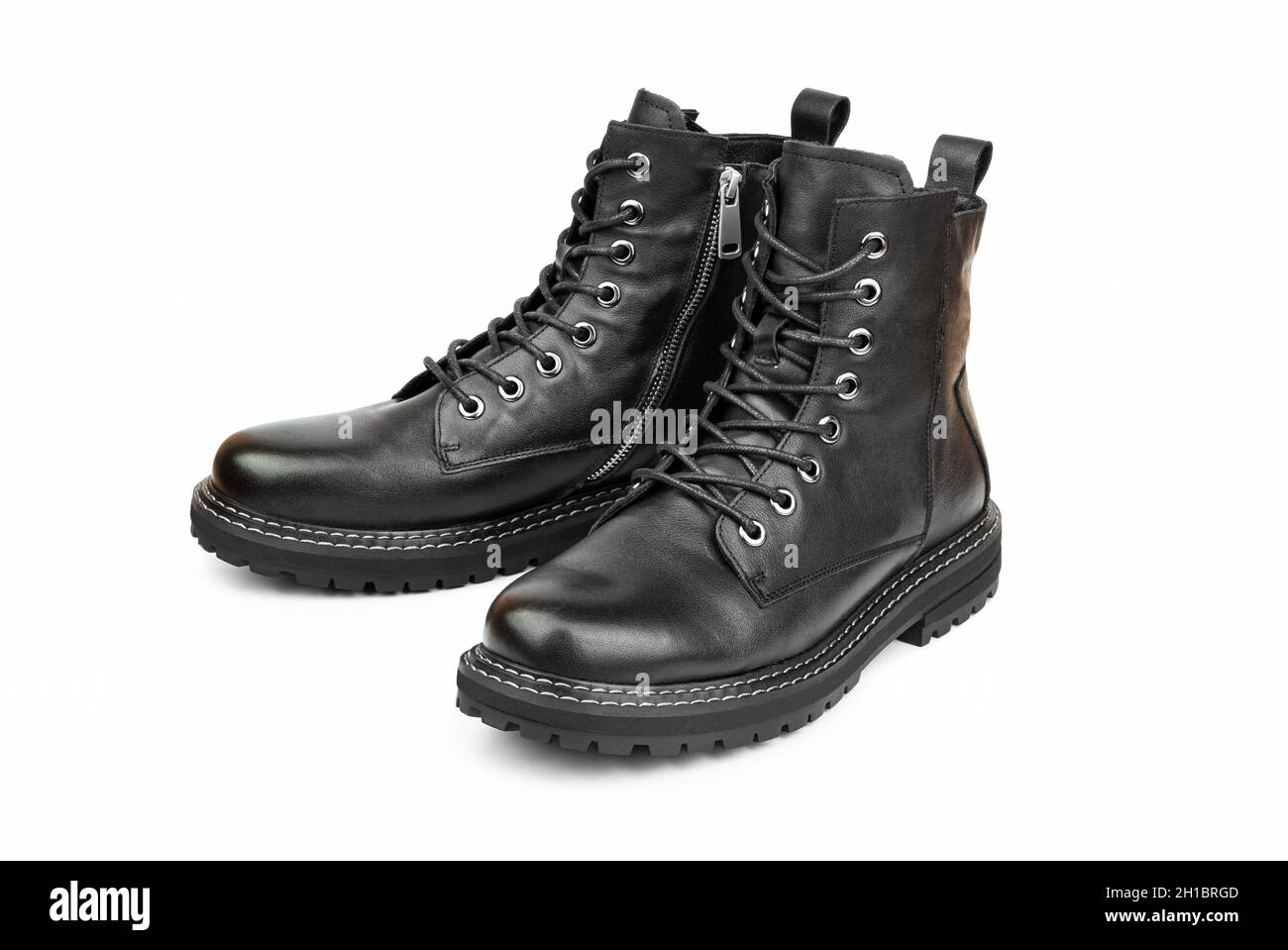 Stivali neri isolati su bianco. Stivali in pelle con cappuccio in acciaio isolati sul bianco. Stivali neri da combattimento, stivali neri militari a uso passante. Foto Stock