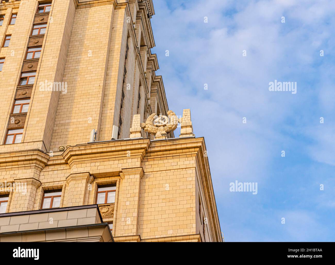 Hotel Ucraina dettaglio edificio. Progettato Da un Mordvinov e da un V Oltarzhevsky in stile neoclassico stalinista, Mosca, Russia Foto Stock