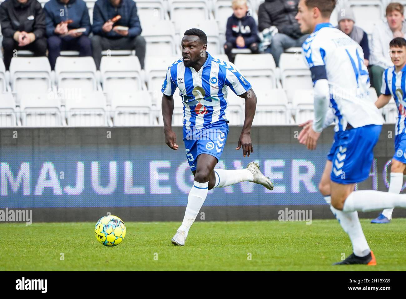 Odense, Danimarca. 17 ottobre 2021. Moses Opondo (25) di OB visto durante il 3F Superliga match tra Odense Boldklub e Randers FC presso il Nature Energy Park di Odense. (Photo Credit: Gonzales Photo/Alamy Live News Foto Stock