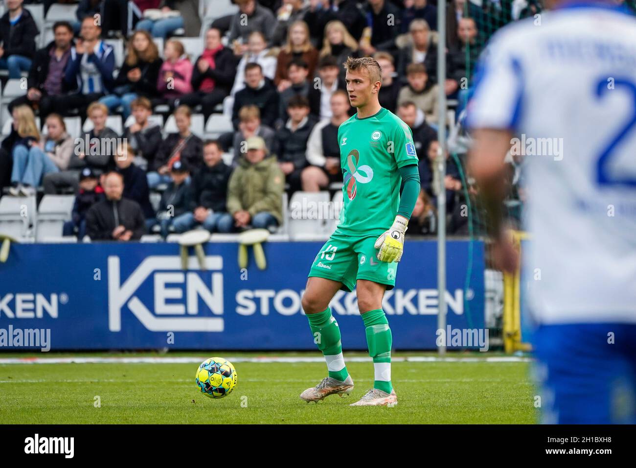 Odense, Danimarca. 17 ottobre 2021. Portiere Hans Christian Bernat (13) di OB visto durante la partita 3F Superliga tra Odense Boldklub e Randers FC presso il Nature Energy Park di Odense. (Photo Credit: Gonzales Photo/Alamy Live News Foto Stock