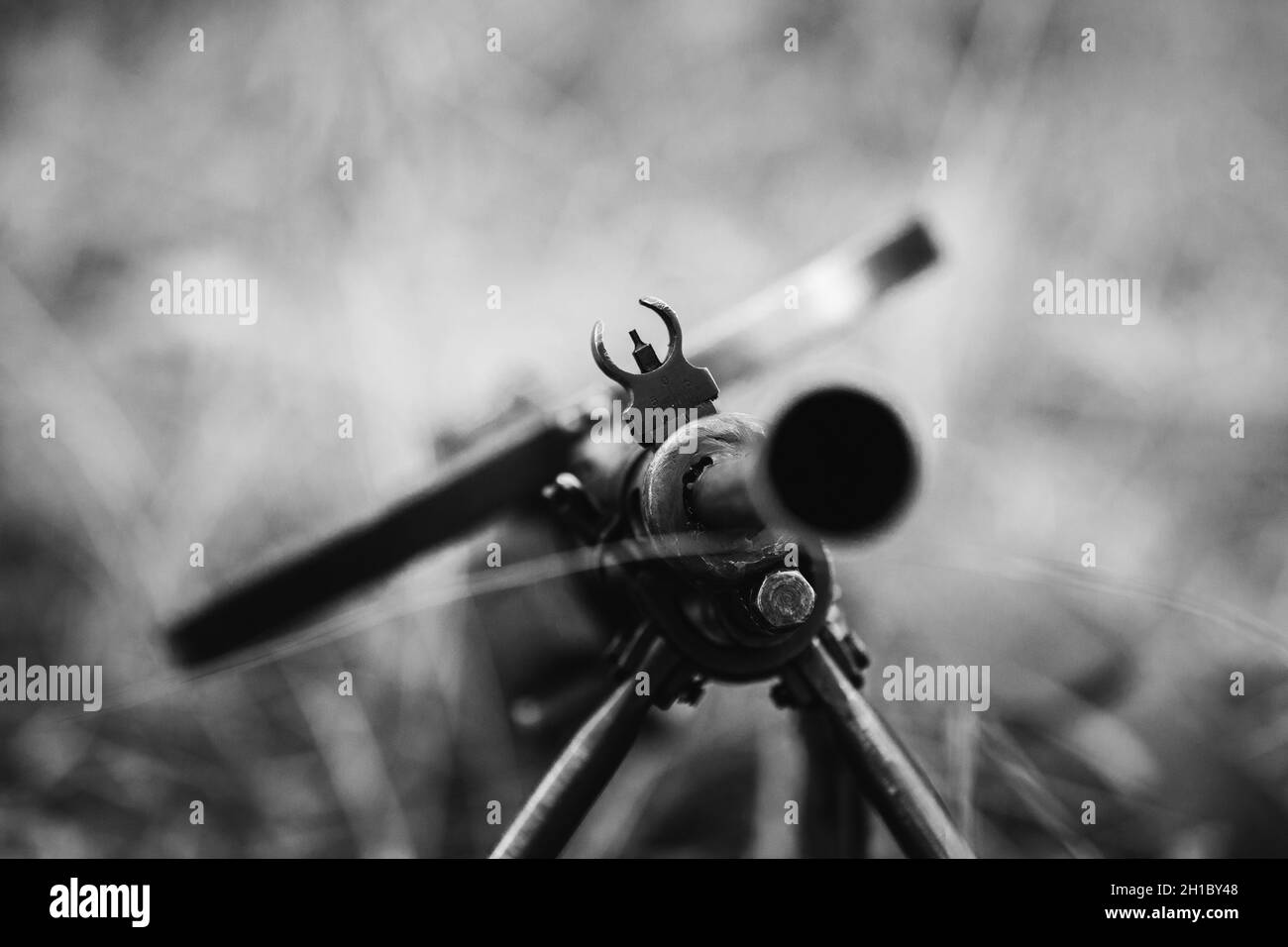 Arma dell'esercito rosso sovietico della seconda guerra mondiale. Degtyaryov DP pistola macchina a terra. WWII WW2 munizioni russe. Foto in bianco e nero Foto Stock