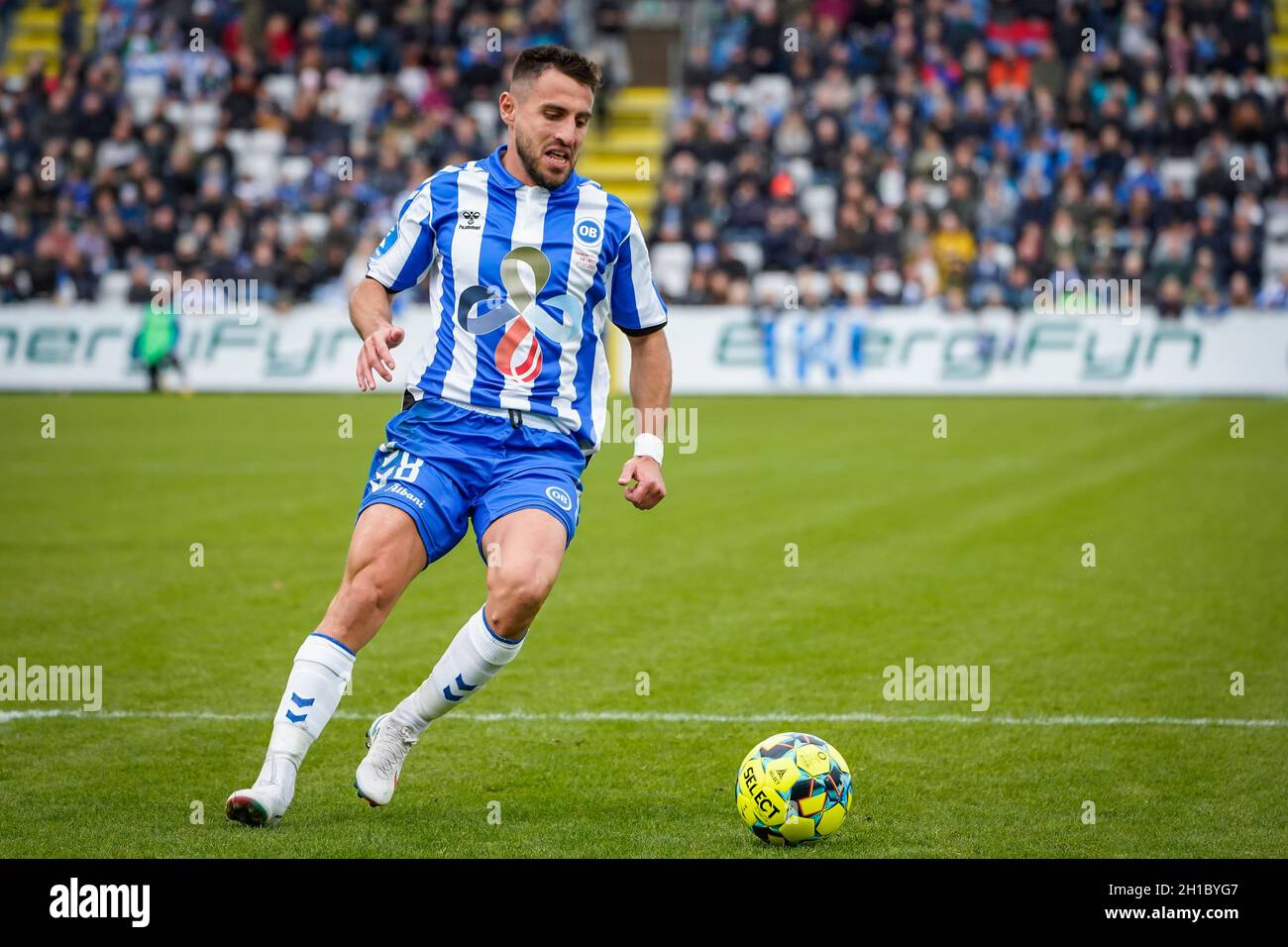 Odense, Danimarca. 17 ottobre 2021. BASHKIM Kadrii (8) di OB visto durante il 3F Superliga match tra Odense Boldklub e Randers FC al Nature Energy Park di Odense. (Photo Credit: Gonzales Photo/Alamy Live News Foto Stock