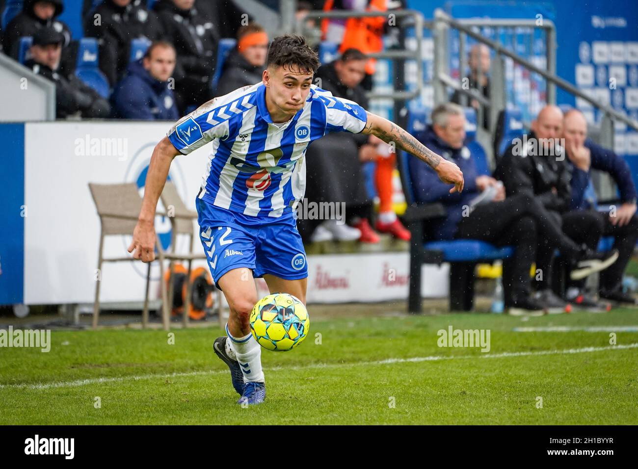 Odense, Danimarca. 17 ottobre 2021. Nicholas Mickelson (2) di OB visto durante la 3F Superliga partita tra Odense Boldklub e Randers FC al Parco Naturale energia di Odense. (Photo Credit: Gonzales Photo/Alamy Live News Foto Stock