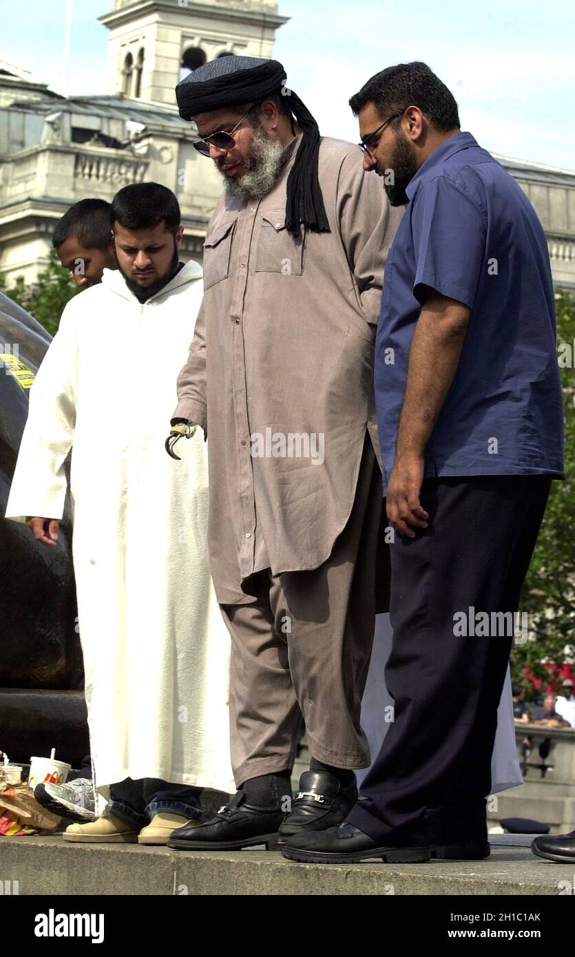 Abu Hamza condannato:scendendo visto qui con Anjem Choudary biblioteca pix di Abu Hamza affrontare un raduno in Trafalgar Square nel 2002. copyright pi Foto Stock