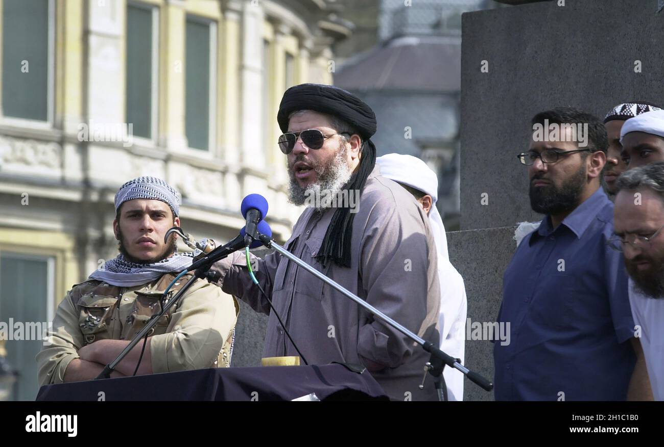 Il predicatore dell'odio Anjem Choudry - visto al raduno musulmano radicale nel 2002 con i predicatori dell'odio - Abu Hamza e Omar Bakri Mohammed. Il Rally è stato nel mese di agosto Foto Stock