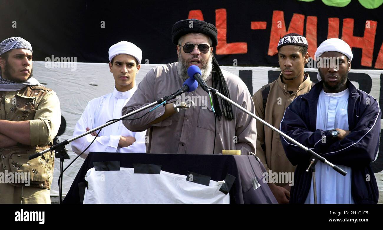Abu Hamza condannato: Biblioteca pix di Abu Hamza che si rivolge a un raduno in Trafalgar Square nel 2002. copyright pic by Gavin Rodgers/pixel 07917221968 Foto Stock