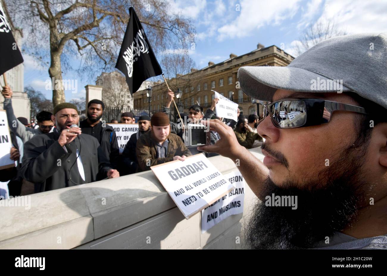 Demo anti Gheddafi a Whitehall oggi di fronte a downing Street - guidata da Anjem Choudhary - ifamous per la sua demo di masterizzazione di papavero oggi 21.3.11 Field Marshal Foto Stock