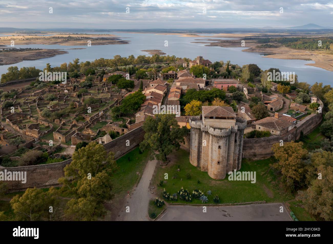 Veduta aerea di Granadilla vicino al serbatoio Gabriel y Galan nella provincia di Caceres, Spagna. Foto Stock