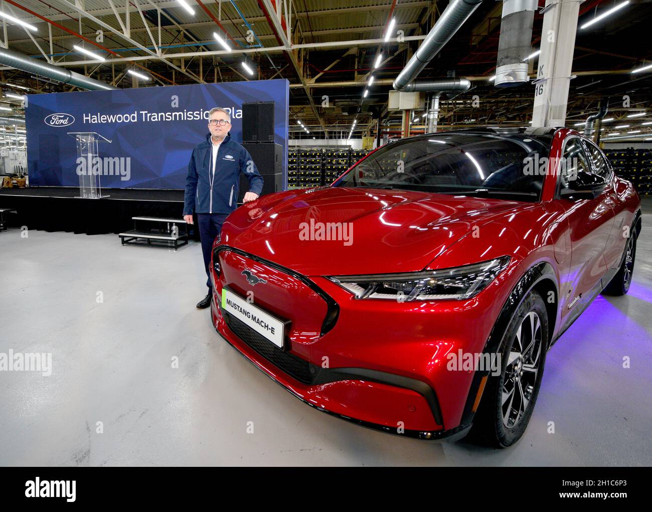Stuart Rowley presidente, Ford d'Europa con un Mustang Mach-e presso il loro stabilimento di produzione di automobili a Halewood, Merseyside. Ford investirà 230 milioni di sterline per trasformare l'impianto di Halewood per costruire unità elettriche per i futuri veicoli industriali e passeggeri Ford in Europa, dando un enorme impulso all'industria automobilistica. Data foto: Lunedì 18 ottobre 2021. Foto Stock