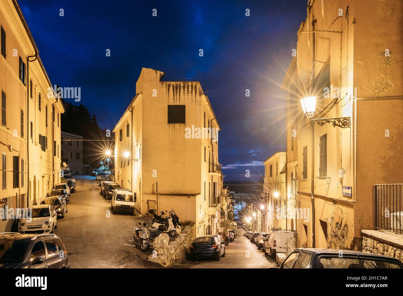 Terracina, Italia. Vista di Piazza Santa Domitilla di sera o di notte Foto Stock