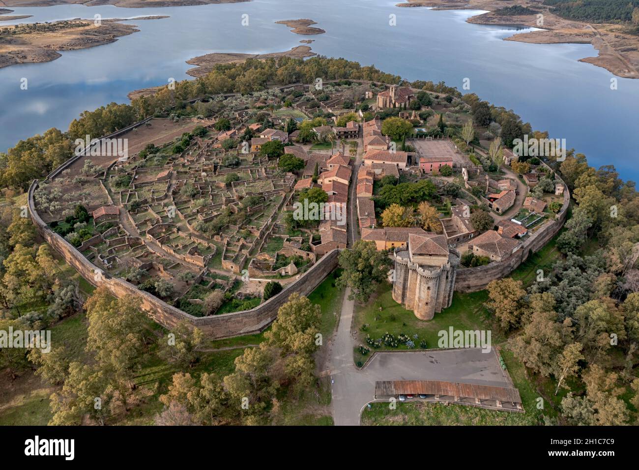 Veduta aerea di Granadilla vicino al serbatoio Gabriel y Galan nella provincia di Caceres, Spagna. Foto Stock