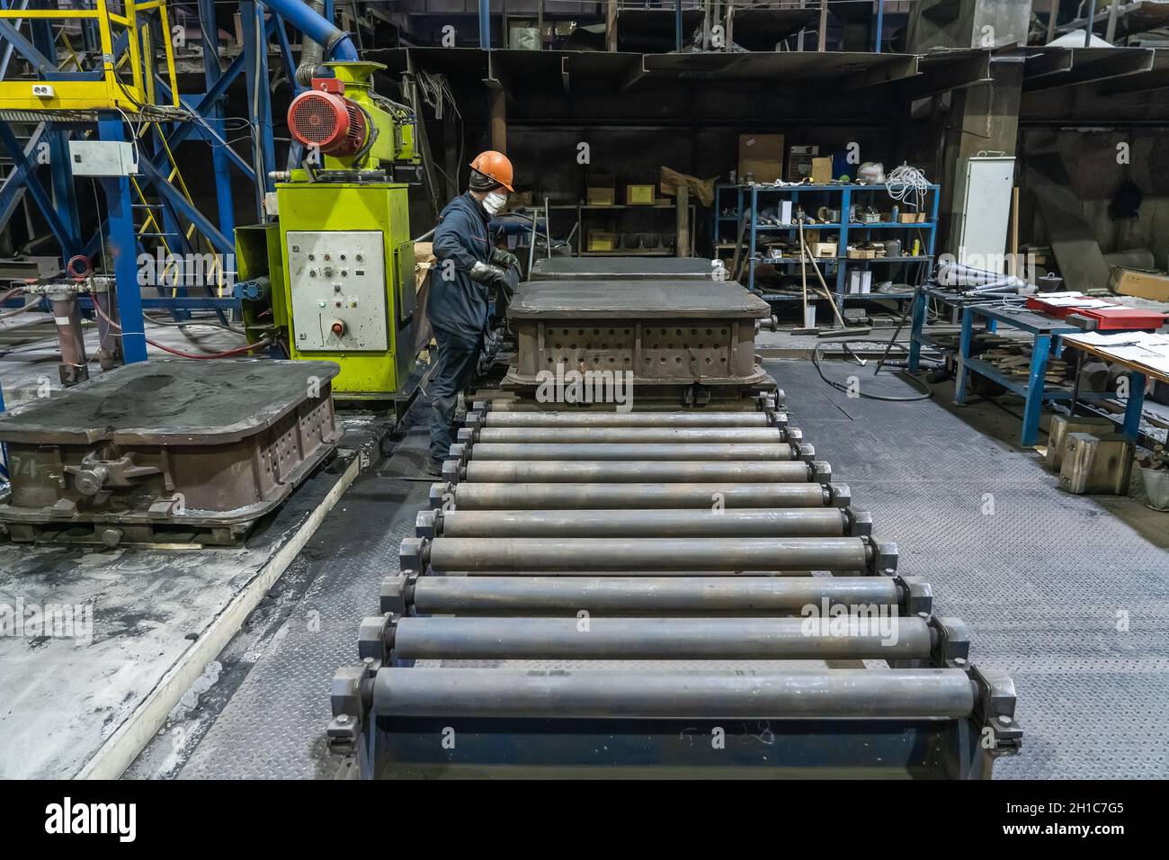 Nastro trasportatore all'interno di impianti o fabbriche metallurgiche. Officina per lavorare con gli stampi. Foto Stock