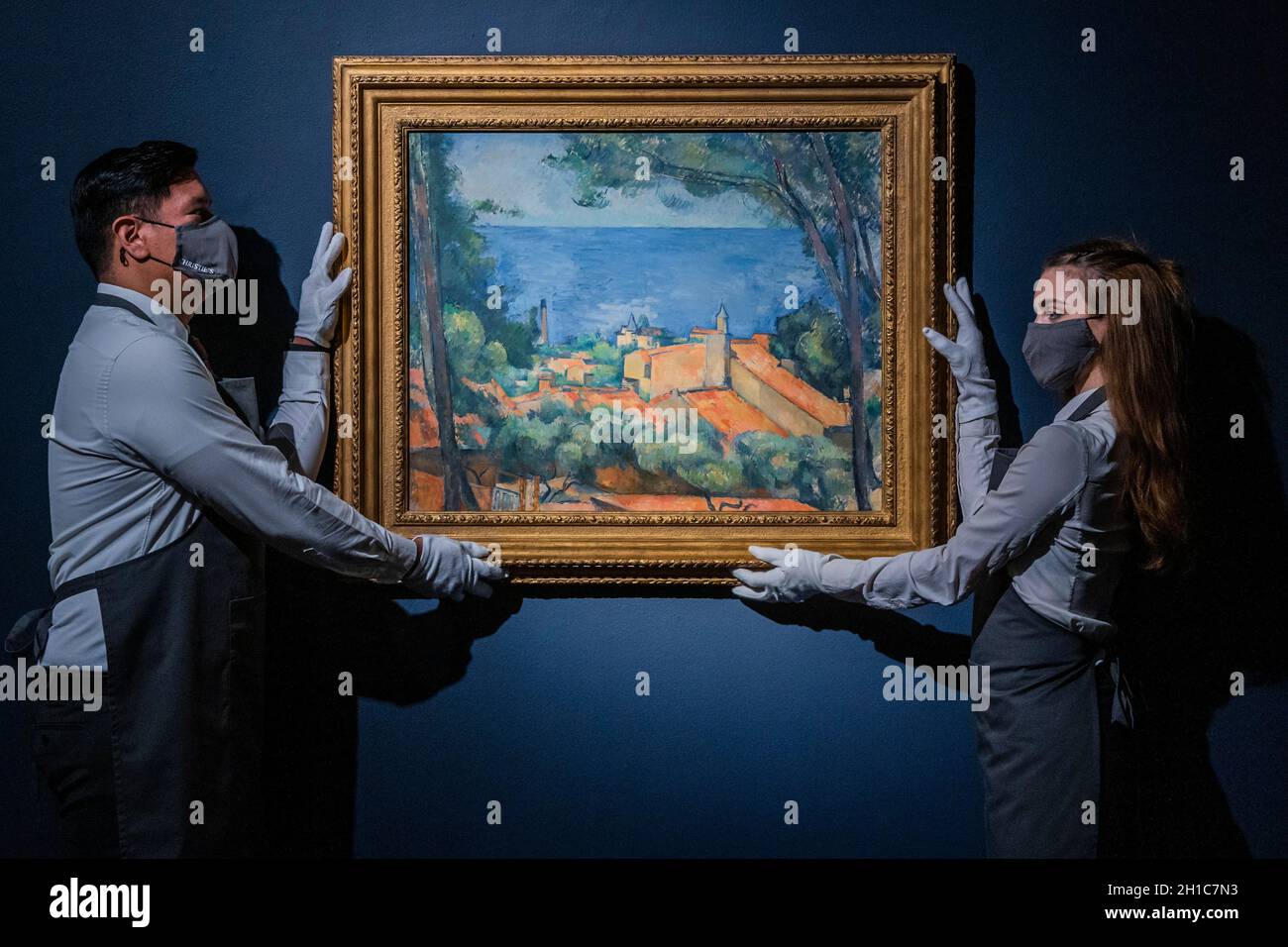 Londra, Regno Unito. 18 Ott 2021. Paul Cézanne, l'Estaque aux toits rouges, dipinto nel 1883-1885, stima: $35,000,000 - 55,000,000 - Anteprima la Collezione Cox: La Storia dell'Impressionismo, Vendita serale, a Christies King Street, Londra. La vendita si svolge il 11 novembre a New York. Credit: Guy Bell/Alamy Live News Foto Stock