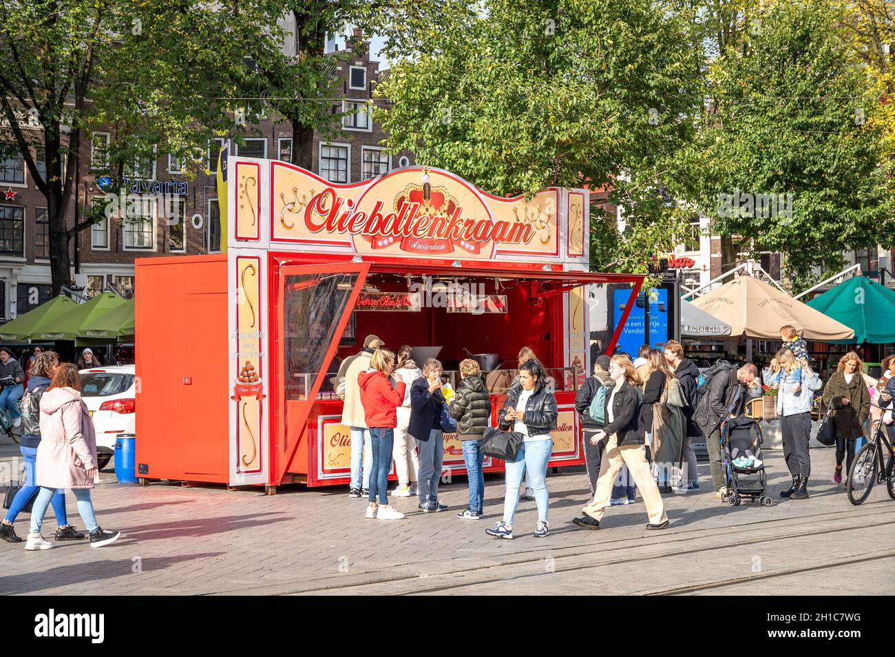 Gente che fila in un venditore olandese tradizionale di Oliebollen Foto Stock