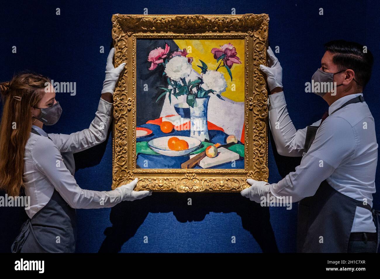 Londra, Regno Unito. 18 Ott 2021. Samuel John Piploe, fiori e frutta circa 1920, stima: £500,000-700,000 - Anteprima della moderna offerta serale d'arte britannica e irlandese, che si svolge il 20 ottobre, a Christies King Street, Londra. Credit: Guy Bell/Alamy Live News Foto Stock