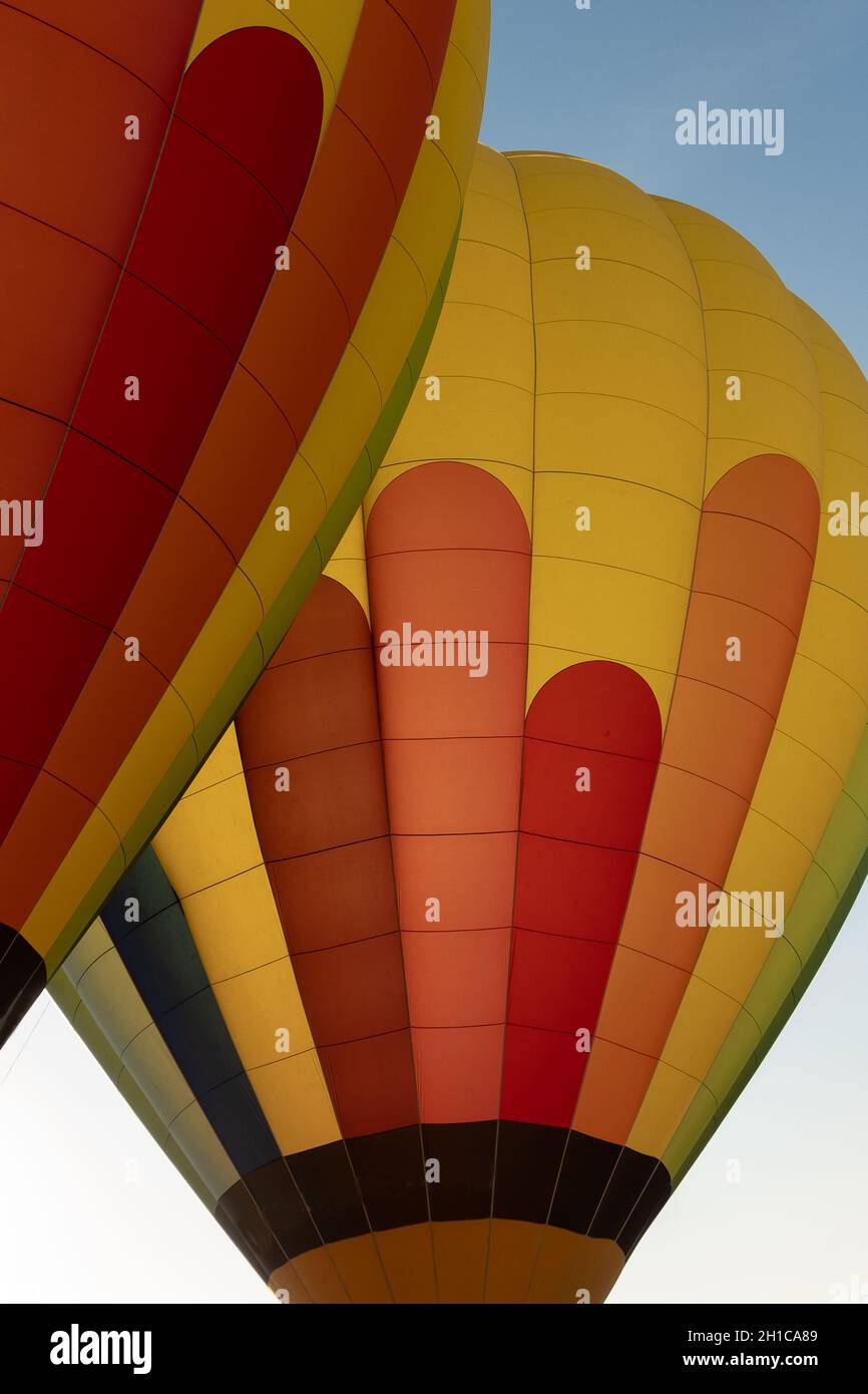 Vista ravvicinata di due palloncini ad aria calda nei colori verde, blu, rosso e giallo Foto Stock