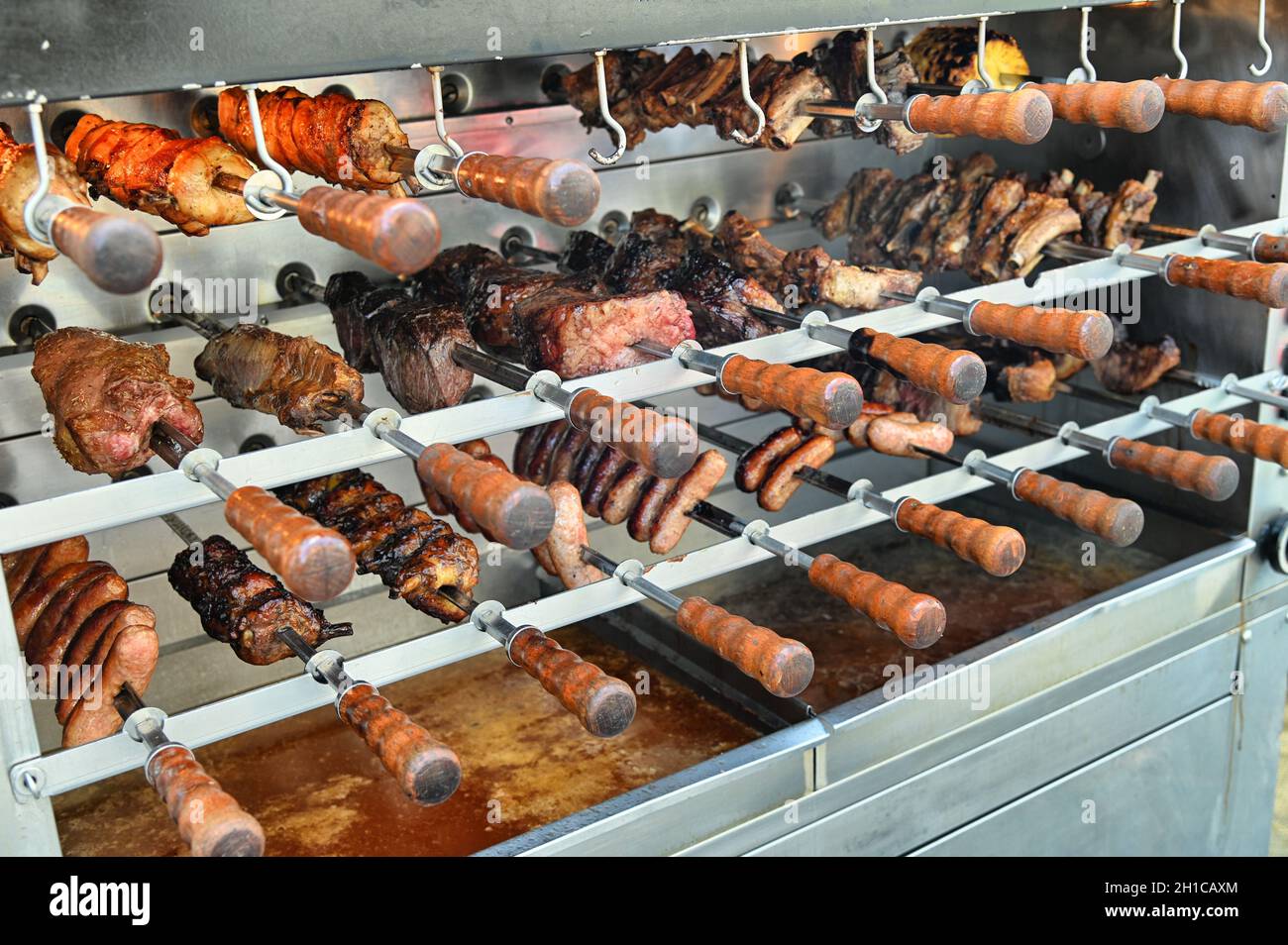 Tipica grigliata di carne di churrascaria brasiliana in una fiera di Street  food a Torino Foto stock - Alamy
