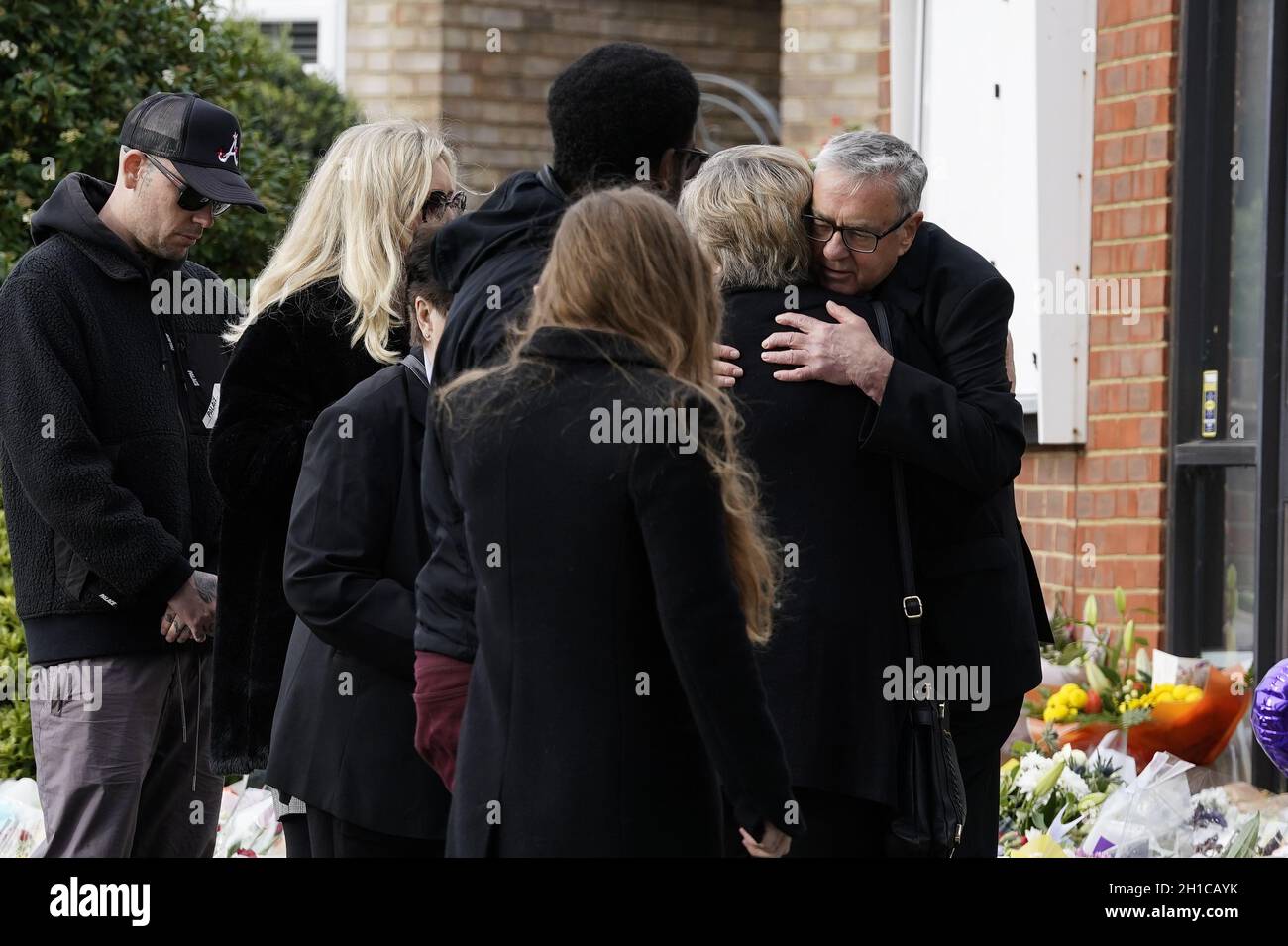 Il Rev.do Clifford Newman della Chiesa Metodista di Belfairs, abbraccia Julia Amess la vedova del deputato conservatore Sir David Amess, durante una visita con amici e familiari per vedere i fiori e i tributi lasciati per suo marito alla chiesa di Eastwood Road North, Leigh-on-Sea, Essex, Dove è morto dopo essere stato stabbed parecchie volte durante un ambulatorio del collegio il venerdì. Data foto: Lunedì 18 ottobre 2021. Foto Stock