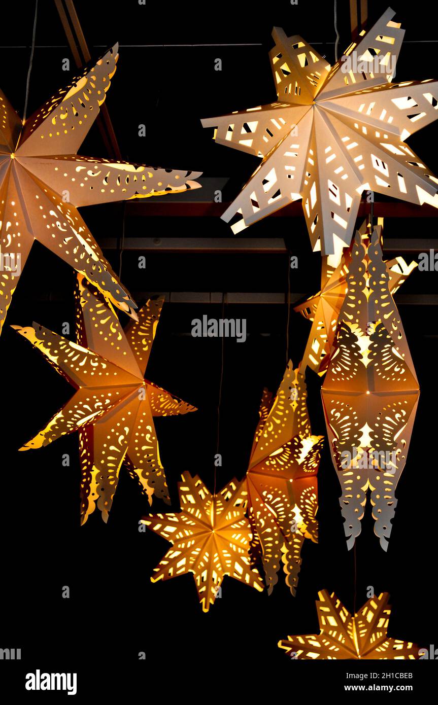 Una mostra di luci di carta star appendere decorazioni, IKEA, Sheffield Foto Stock