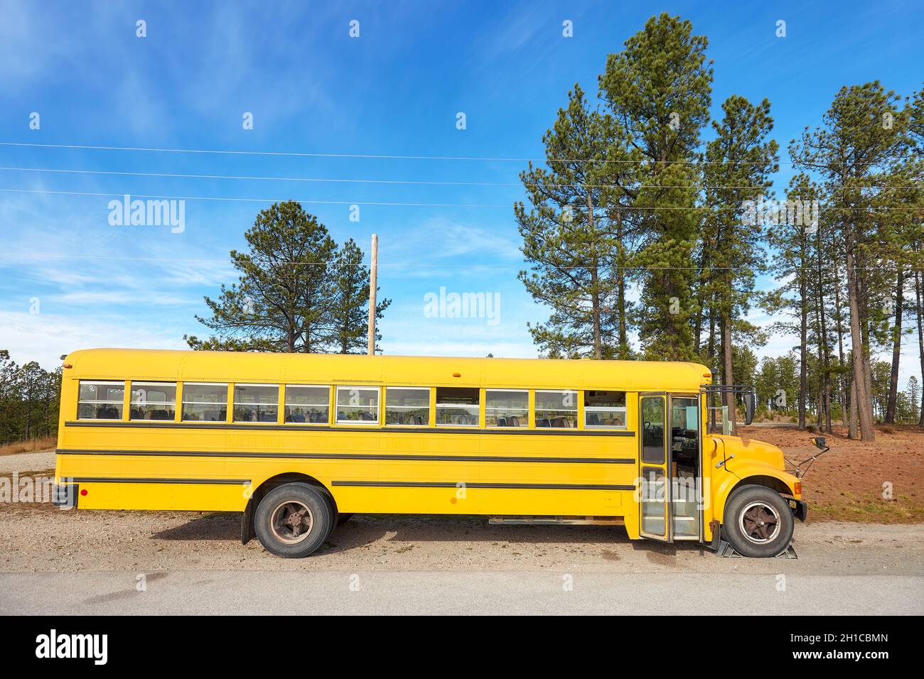 Autobus scolastico parcheggiato sul lato di una strada di campagna, South Dakota, USA. Foto Stock