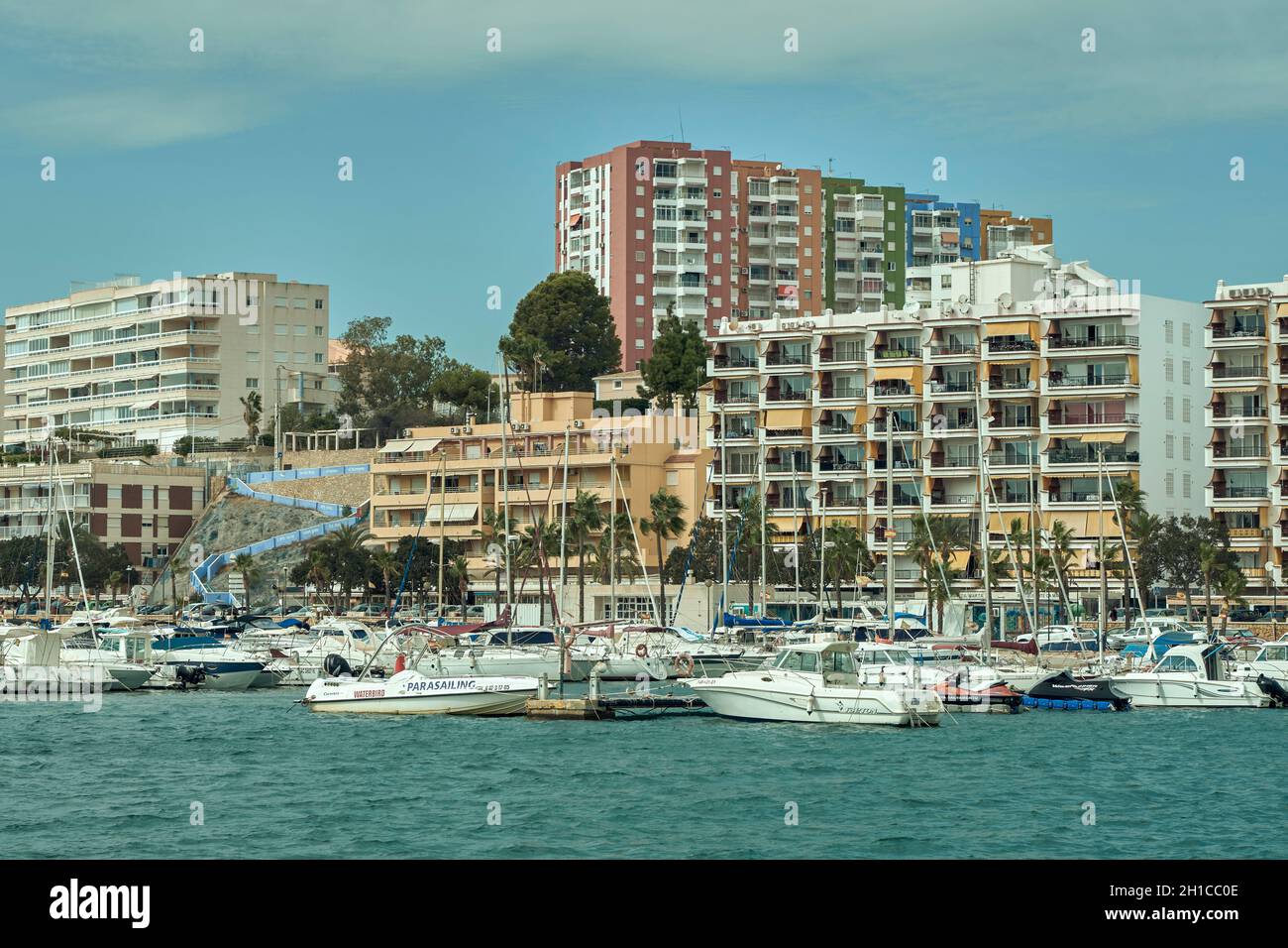 Barche a vela e barche a vela nel porto di Villajoyosa. Provincia di Alicante. Spagna Foto Stock