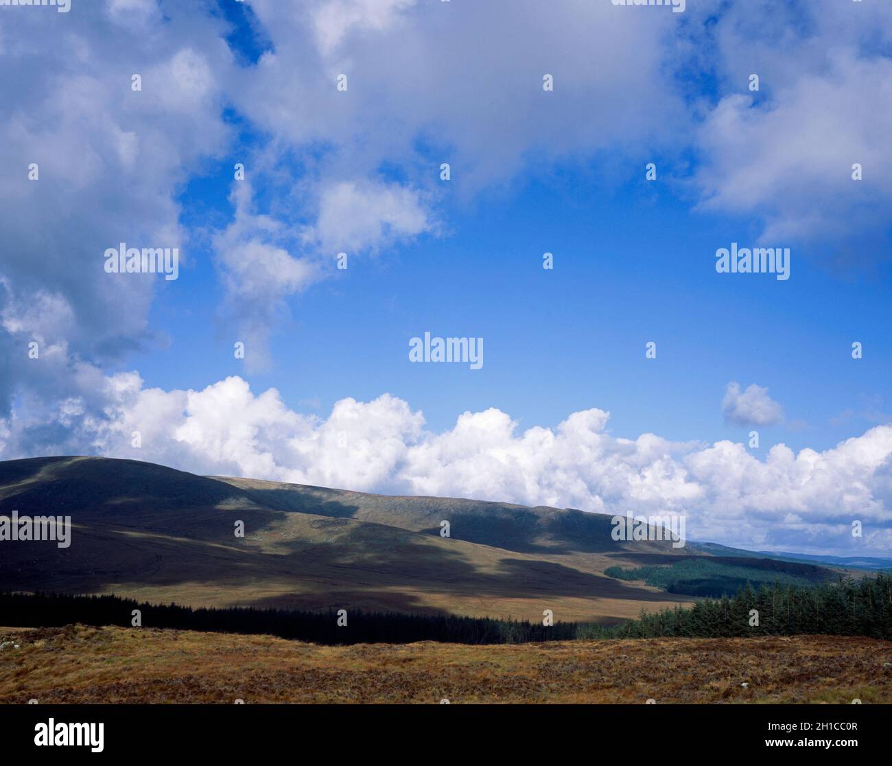 Nuvola che passa sopra la cima di Cairnsmore della flotta sopra le grandi acque di Fleet Valley Dumfries e Galloway Scozia Foto Stock