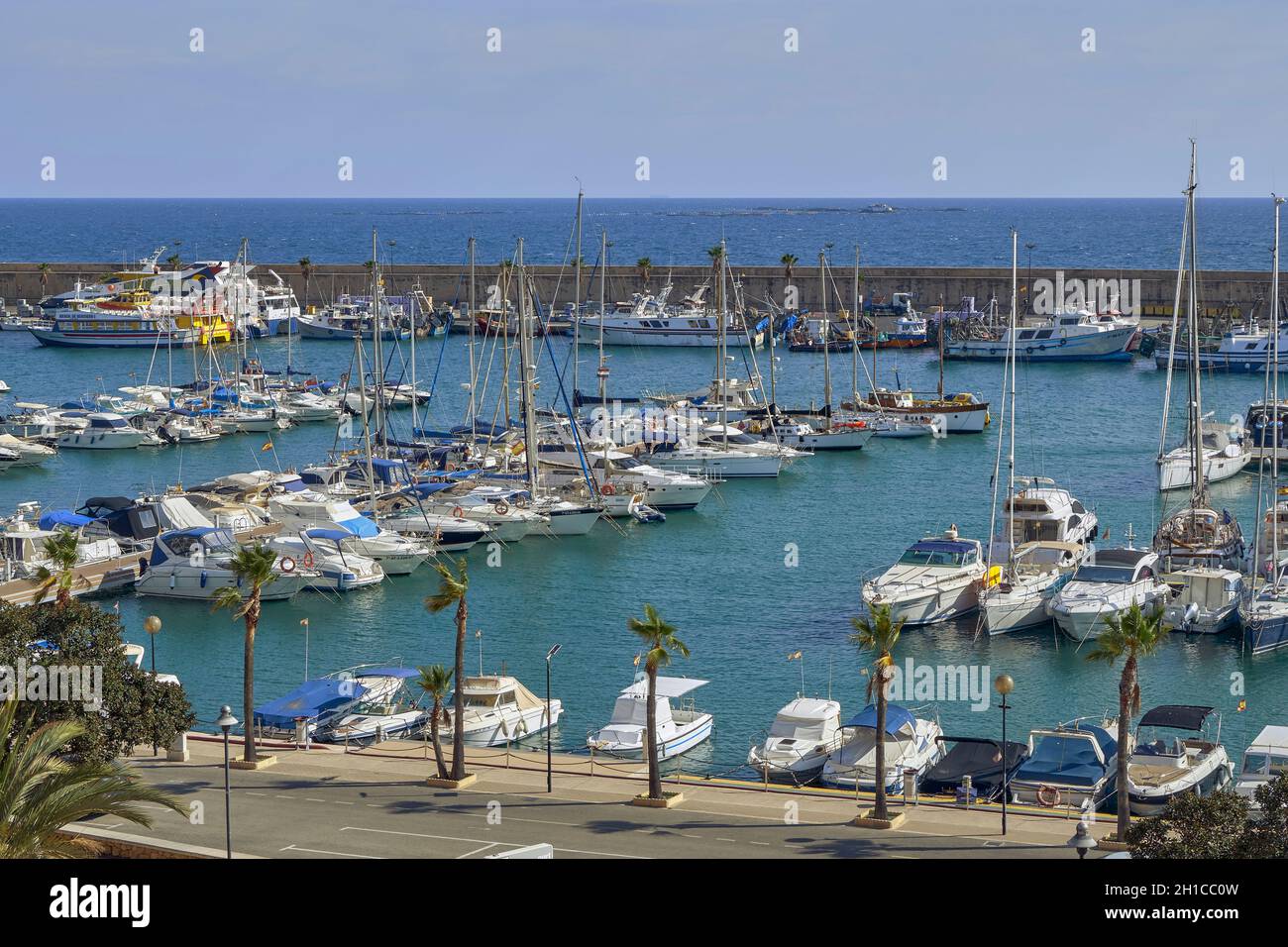 Barche a vela e yacht ormeggiati al molo del porto di Villajoyosa in provincia di Alicante, Spagna, Europa Foto Stock