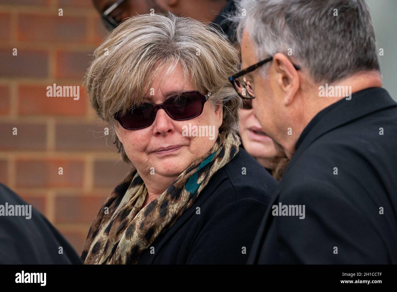 Julia Amess la vedova del deputato conservatore Sir David Amess, guarda verso la chiesa metodista di don Clifford Newman di Belfairs, durante una visita per vedere i fiori e i tributi lasciati per il suo marito tardo alla chiesa in Eastwood Road North, Leigh-on-Sea, Essex, Dove è morto dopo essere stato stabbed parecchie volte durante un ambulatorio del collegio il venerdì. Data foto: Lunedì 18 ottobre 2021. Foto Stock