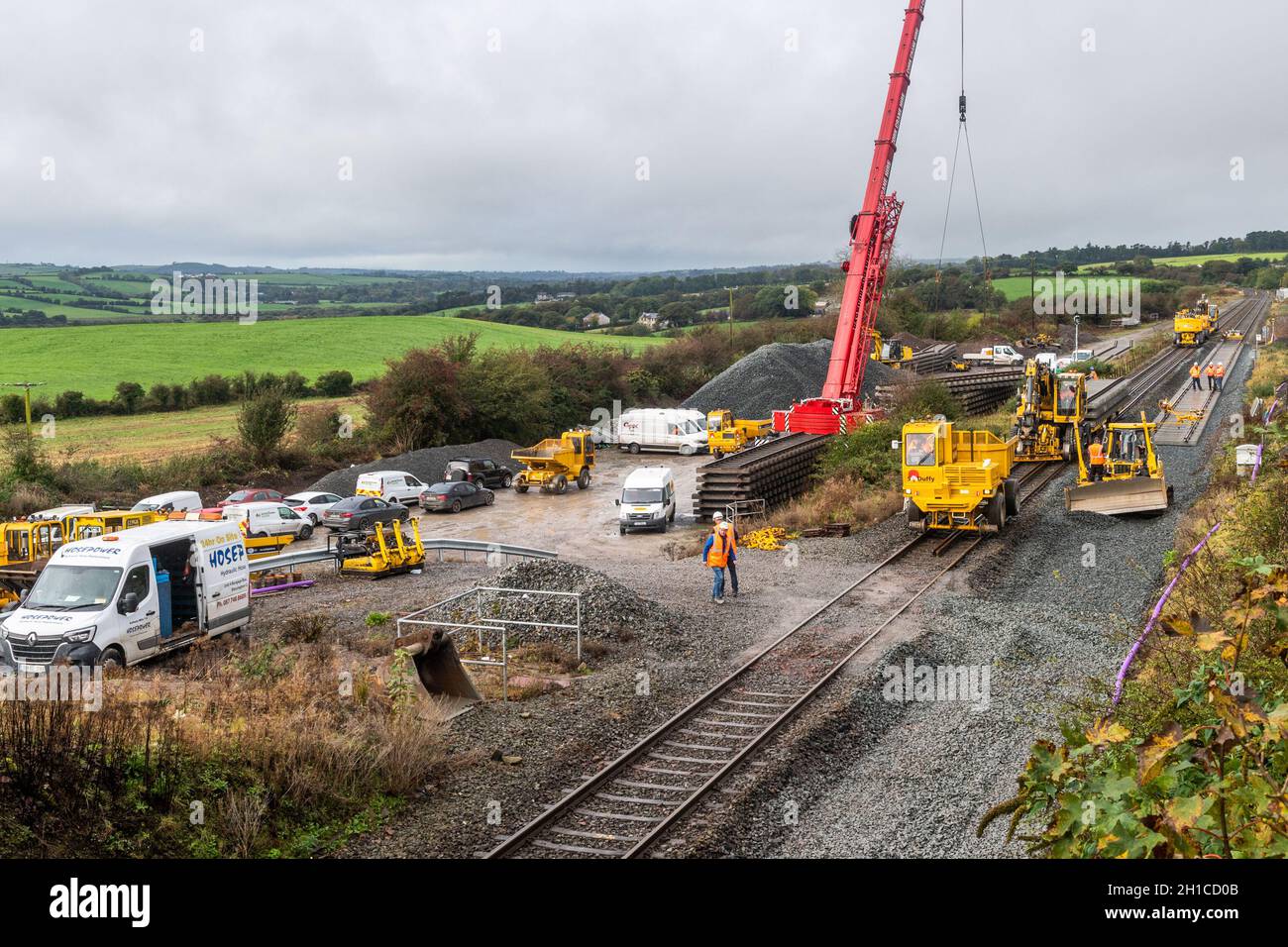 Rathpeacon, Co. Cork, Irlanda. 18 Ott 2021. Sono in corso lavori di ingegneria sulla linea principale Cork-Dublino. Irish Rail sta aggiornando la stazione di Kent, Cork, il sistema di segnalazione e sostituendo sezioni di pista nelle località tra Cork e Mallow, incluso Rathpeacon. Credit: AG News/Alamy Live News Foto Stock