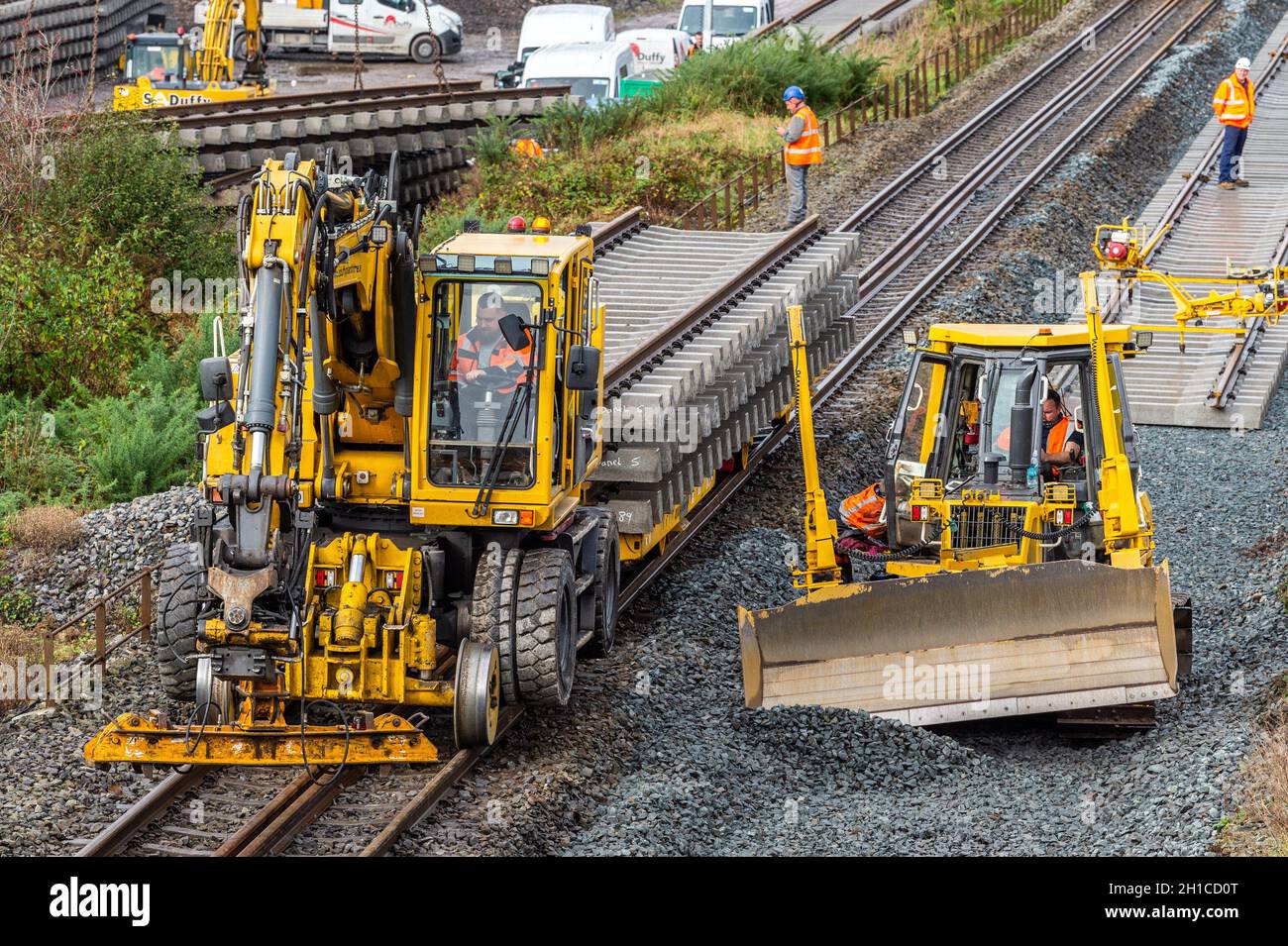 Rathpeacon, Co. Cork, Irlanda. 18 Ott 2021. Sono in corso lavori di ingegneria sulla linea principale Cork-Dublino. Irish Rail sta aggiornando la stazione di Kent, Cork, il sistema di segnalazione e sostituendo sezioni di pista nelle località tra Cork e Mallow, incluso Rathpeacon. Credit: AG News/Alamy Live News Foto Stock