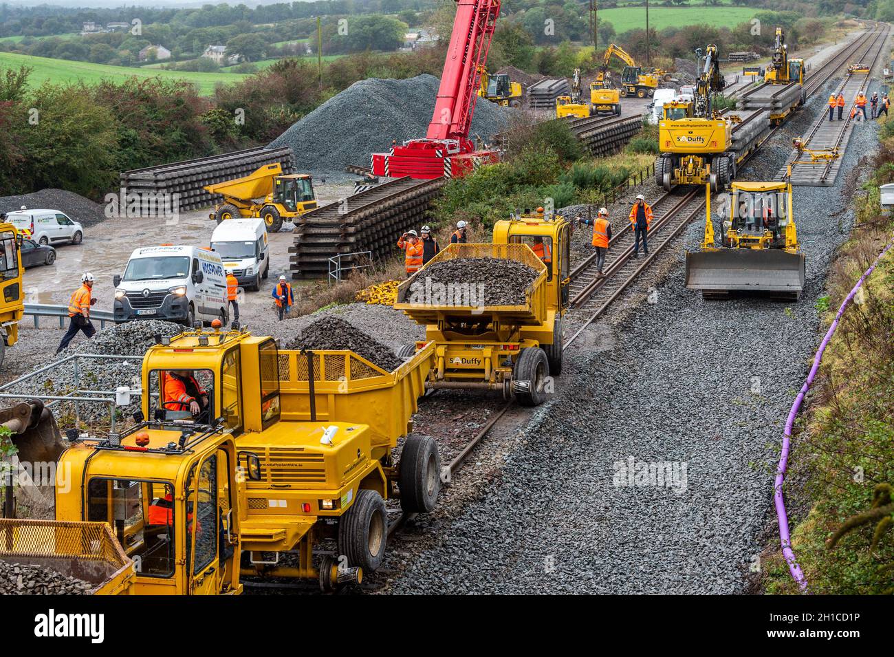Rathpeacon, Co. Cork, Irlanda. 18 Ott 2021. Sono in corso lavori di ingegneria sulla linea principale Cork-Dublino. Irish Rail sta aggiornando la stazione di Kent, Cork, il sistema di segnalazione e sostituendo sezioni di pista nelle località tra Cork e Mallow, incluso Rathpeacon. Credit: AG News/Alamy Live News Foto Stock
