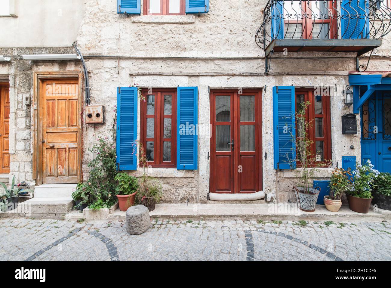 Porta di legno e finestre di una vecchia casa. Foto di alta qualità Foto Stock