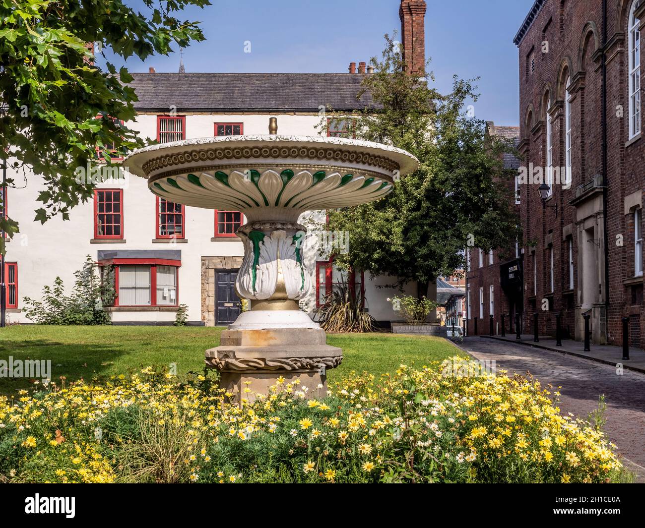 Fontana di grado II situata in un giardino pubblico a Houndgate, Darlington, Regno Unito Foto Stock