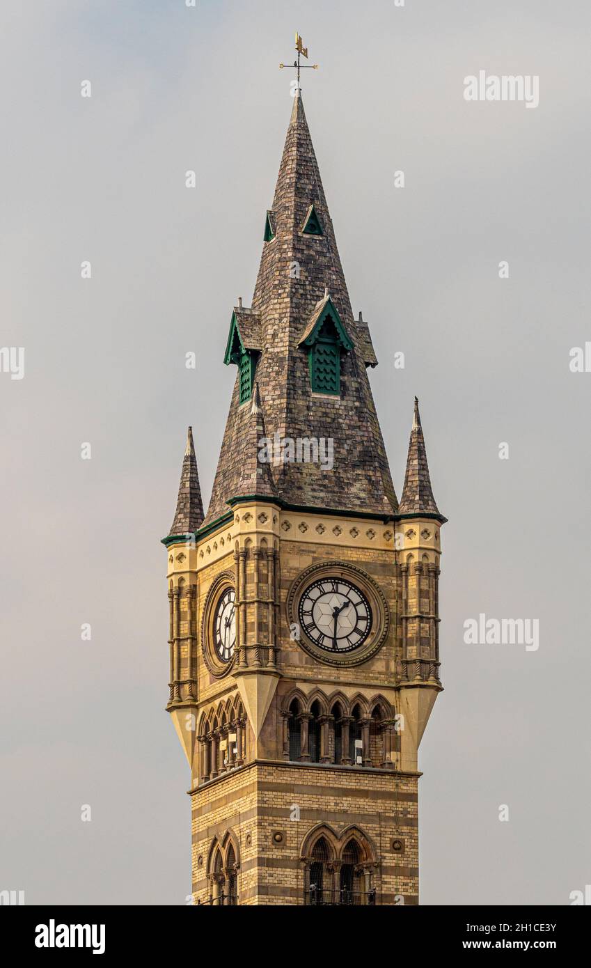 La storica torre dell'orologio del mercato del XIX secolo si trova a West Row, Darlington. REGNO UNITO Foto Stock