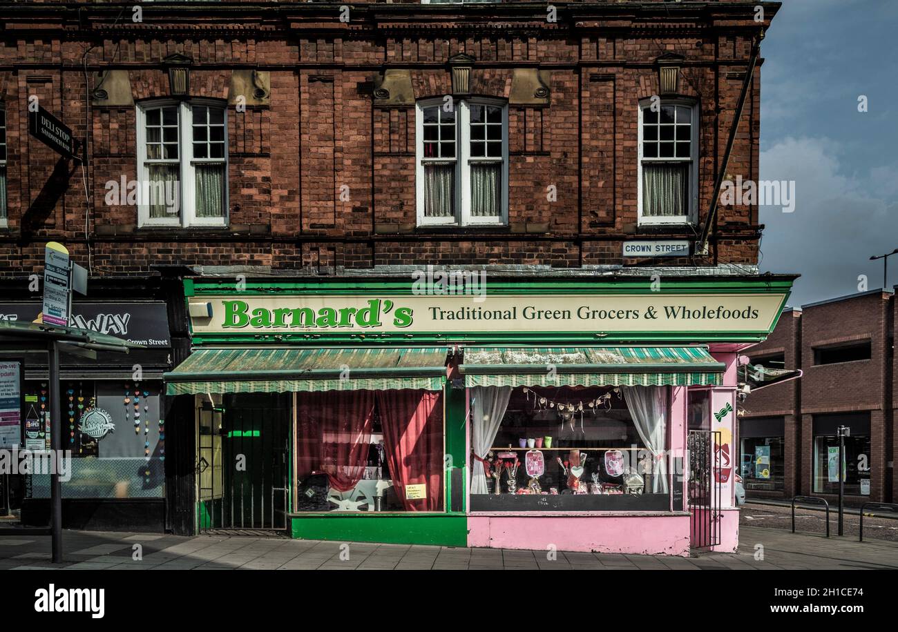 Negozio di generi alimentari tradizionali e indipendenti situato in Crown Street, Darlington, County Durham Foto Stock