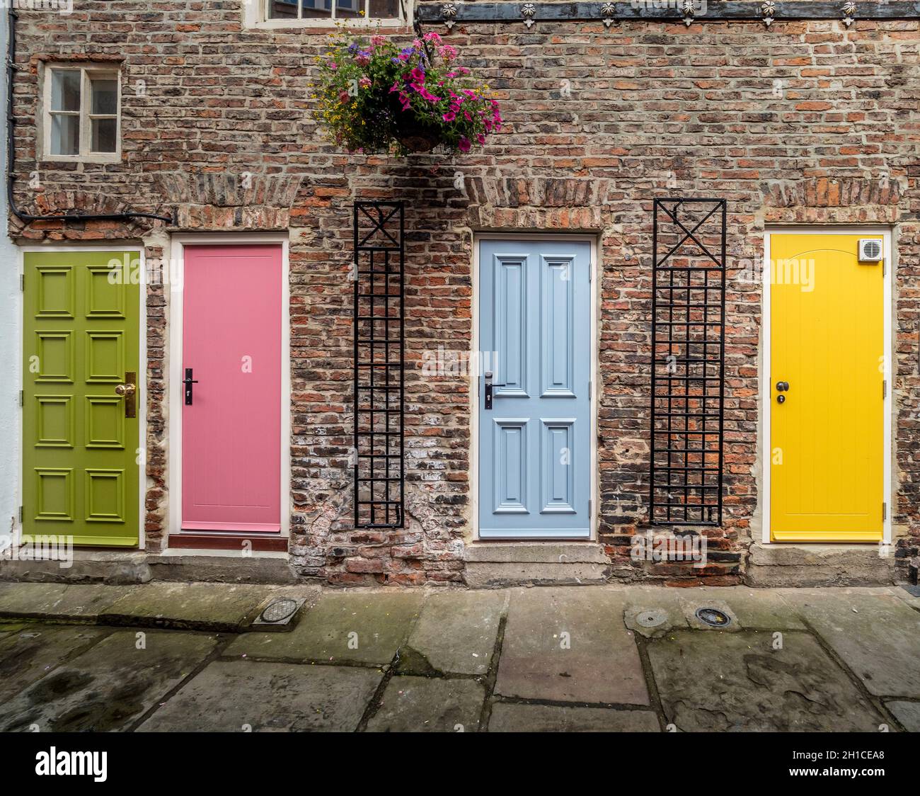 Porte dai colori vivaci viste nel Buckton's Yard. Darlington Foto Stock