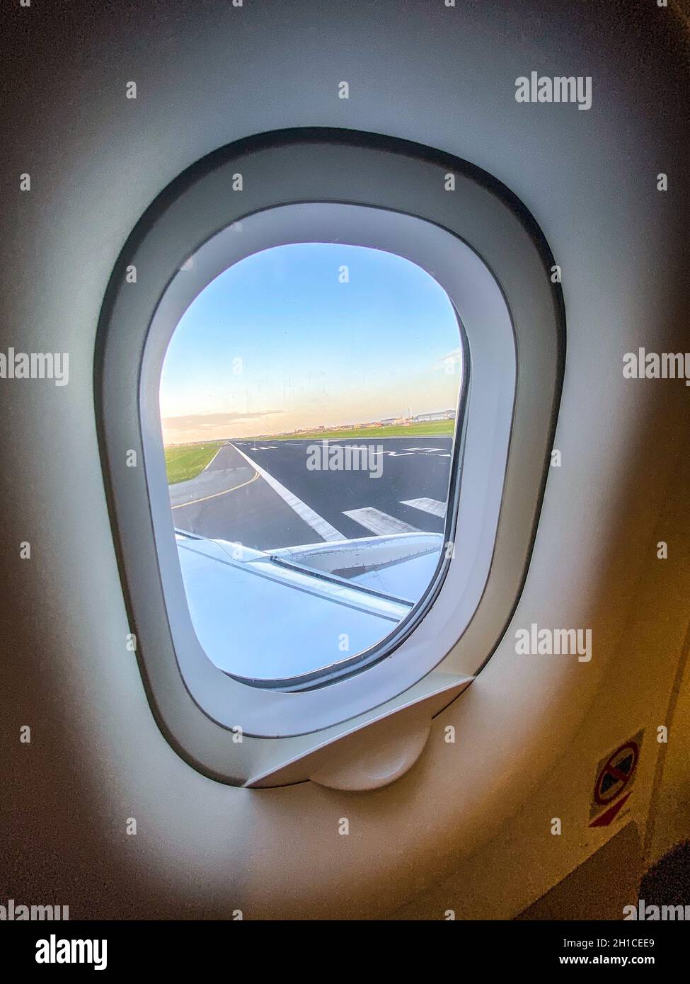 Campo aereo visto attraverso una finestra dell'aeroplano prima del decollo o dopo l'atterraggio Foto Stock